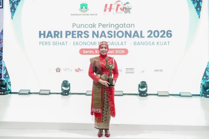 
					Bupati Labuhanbatu dr. Hj. Maya Hasmita, Sp.OG, MKM, menerima Anugerah Kebudayaan PWI Pusat Tahun 2026 pada puncak peringatan Hari Pers Nasional (HPN) yang berlangsung di Provinsi Banten, pada Senin (09/02/2026)