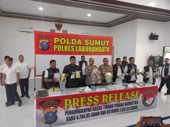 
					Kapolres Labuhanbatu AKBP Wahyu Endrajaya, S.I.K., M.Si ., didampingi Wakapolres Kompol H. Matondang, S.H., M.H., Kasat Reskrim AKP Muhammad Jihad Fajar Balman, S.Tr.K., S.I.K., dan Kasat Narkoba AKP Hardiyanto, S.H., M.H.,  memaparkan hasil pengungkapan kasus narkotika dan kriminal umum sepanjang Januari hingga pertengahan Februari 2026, Kamis (12/02/2026)