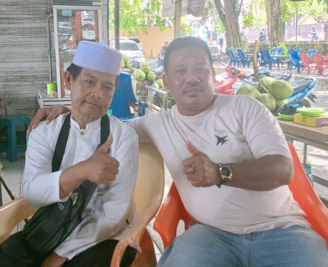 
					Kiri (Suhari Pane, S.IP) Kanan (M. Sukma) di kawasan warung kopi areal Lapangan Ika Bina Rantauprapat, Jumat (13/02/2026)