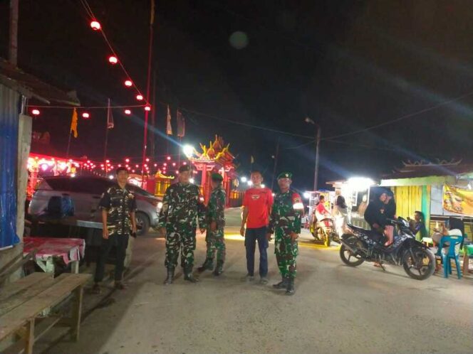 
					Babinsa patroli gabungan bersama FKPPI dan BKPRMI di Kecamatan Kualuh Leidong, Senin (14/02/2026). Tim menyisir sejumlah titik strategis guna menjaga stabilitas keamanan dan ketertiban masyarakat