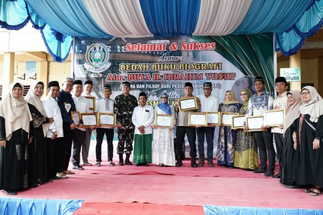 
					Maya Hasmita menghadiri kegiatan bedah buku biografi ulama pesisir Ibrahim Yusuf yang digelar di halaman sekolah Yayasan Nur Ibrahimi Rantauprapat, Senin (16/02/2026)