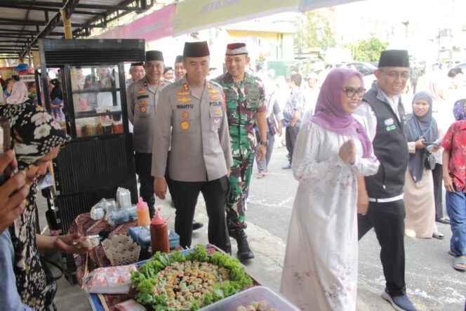 
					Dandim Letkol Kav Hanung Kaptiaji, Kapolres Labuhanbatu Wahyu Endrajaya, Bupati Labuhanbatu Maya Hasmita saat meninjau langsung stan bazar UMKM