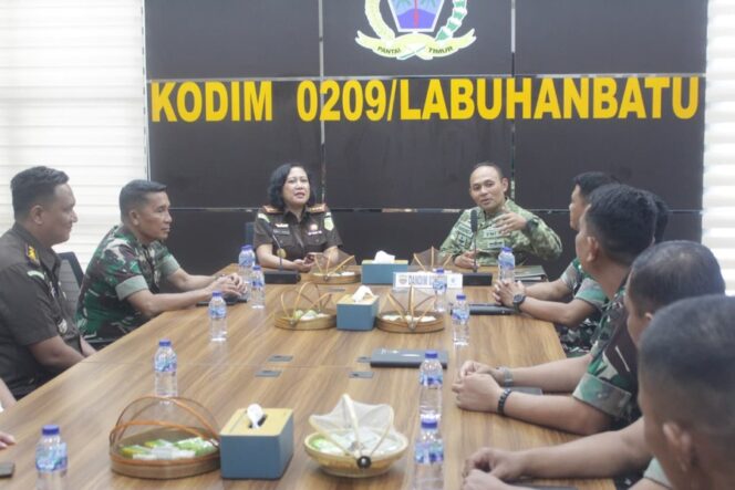 
					Dandim 0209/Labuhanbatu Letkol Kav Hanung Kaptiaji, bersama Kepala Kejaksaan Negeri Labuhanbatu Asnath Anytha Idatua Hutagalung di Makodim, Rantauprapat, Rabu (18/02/2026).