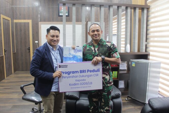 
					Dandim 0209/Labuhanbatu Letkol Kav Hanung Kaptiaji, saat menerima simbolis penyerahan  dukungan CSR dari pihak BRI oleh Branch Office Head BRI Rantauprapat, Rian Darmawan