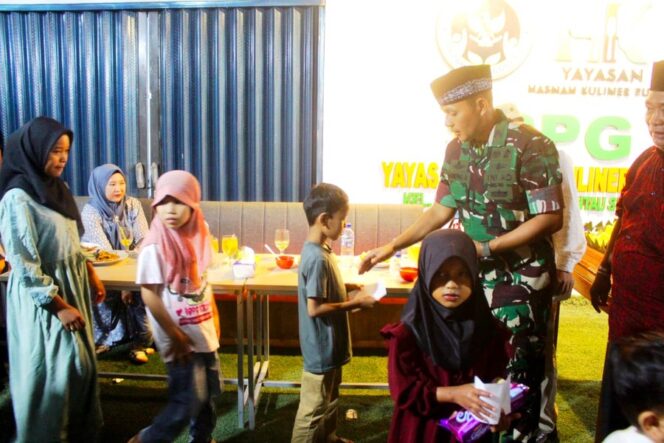 
					Dandim 0209/Labuhanbatu Hanung Kaptiaji memberikan santunan kepada Anak Yatim Piatu pada acara Grand Opening Satuan Pelayanan Pemenuhan Gizi (SPPG) Sioldengan 3 Yayasan Hasna Kuliner Putri di Jalan Martinus Lubis, Kelurahan Sibuaya, Minggu (23/02/2026)