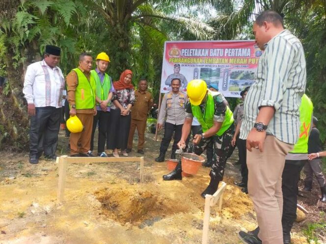 
					Proses peletakan batu pertama pembangunan Jembatan Merah Putih di Dusun Aek Torop, Desa Aek Batu, Kecamatan Torgamba, Kabupaten Labuhanbatu Selatan, Senin (23/02/2026)