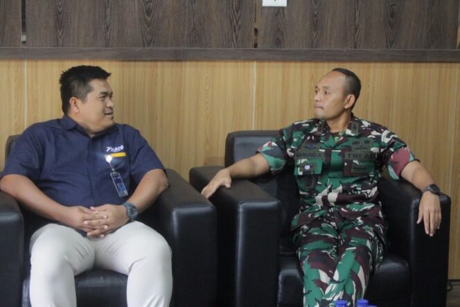 
					Dandim 0209/Labuhanbatu,  Hanung Kaptiaji, (Kanan), Kabulog Labuhanbatu Harmein Indra Pohan (kiri)