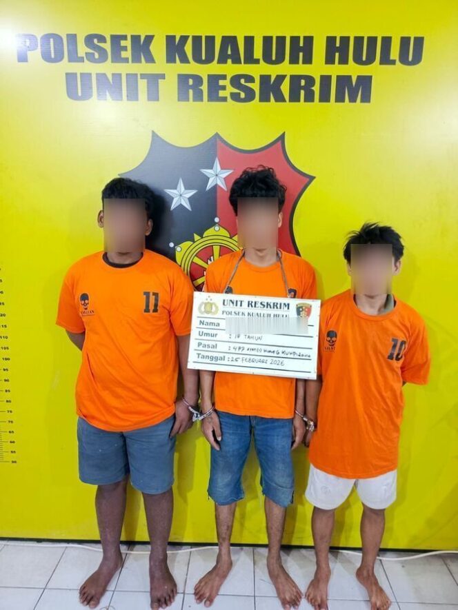 
					Ketiga pelaku berinisial RAS (18), DP (24), dan TRL (19) ditangkap pada Rabu (25/02/2026) sekitar pukul 16.30 WIB di Lingkungan IV Aek Kanopan