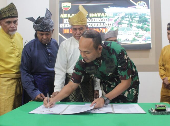 
					Dandim 0209/Labuhanbatu, Letkol Kav Hanung Kaptiaji, S.Sos., M.I.P.,bersama pihak perwakilan keluarga besar Kesultanan Billah, melakukan penandatanganan pernyataan kesediaan penggunaan nama Sultan Bidar Alam