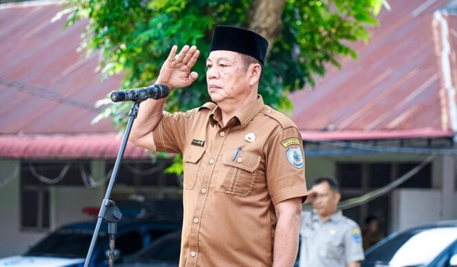 
					Staf Ahli Bupati Labuhanbatu, H. Turing Ritonga, saat memimpin apel gabungan Kelompok I di lingkungan Pemerintah Kabupaten Labuhanbatu. Kegiatan berlangsung di halaman Kantor BKPP, Senin (09/03/2026)