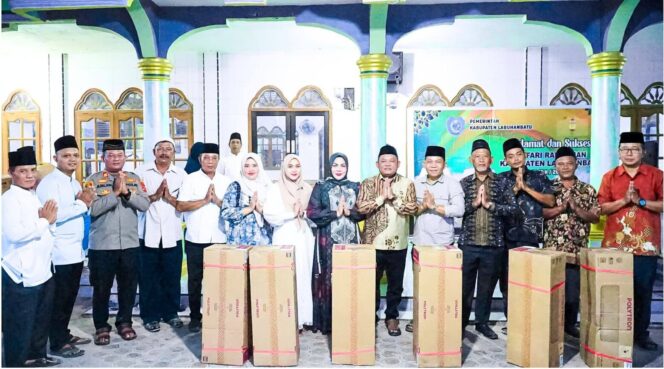 
					Wakil Bupati H. Jamri ST menyerahkan bantuan sembako dari BAZNAS serta 12 unit AC untuk masjid dan musholla