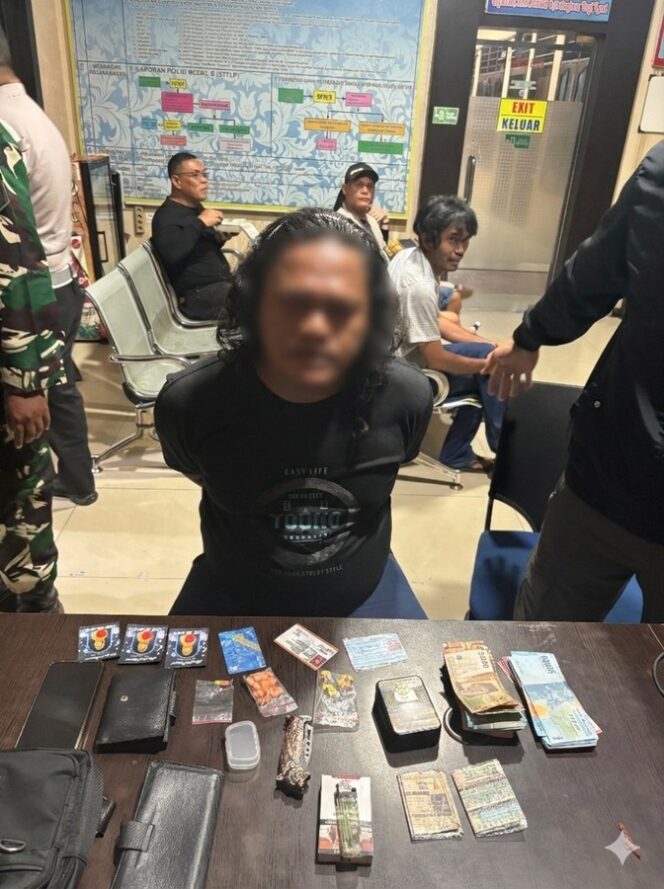 
					Terduga pelaku seorang pria berinisial MJH (34) 