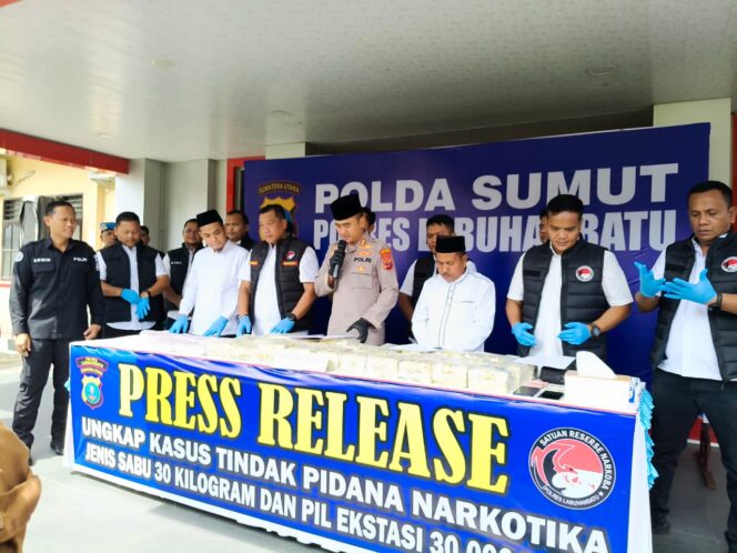 
					Kapolres Labuhabnatu AKBP Wahyu Endrajaya, S.I.K., M.Si.. saat menyampaikan Press Release ungkap kasus  tindak pidana narkotika jenis sabu 30 Kg dan Pil ekstasi 30.000 butir, di halaman Mapolres Labuhanbatu, Selasa (03/03/2026)