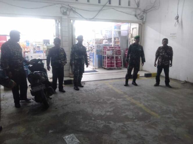 
					Personel Koramil 07/Aek Kota Batu (AKB) bersama anggota FKPPI melakukan pengawasan wilayah selama bulan suci Ramadhan melalui patroli malam di Kecamatan NA IX-X, Kabupaten Labuhanbatu Utara, Jumat malam (06/03/2026)