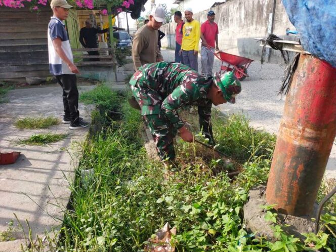 
					Kegiatan Jumat Bersih melalui gotong royong membersihkan lingkungan, Jumat (06/03/2026)
