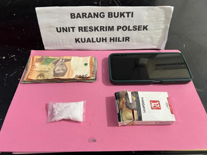 
					Barang bukti yang berhasil diamankan yakni satu unit handphone Oppo A58, uang tunai Rp415.000