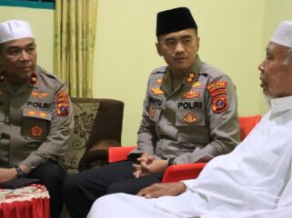 Kunjungan silaturahmi Kapolres Labuhanbatu AKBP Wahyu Endrajaya, S.I.K., M.Si. ke kediaman KH. Muhammad Darwis Husin, Lc. di Lingkungan Padat Karya Aek Tapa, Kelurahan Bakaran Batu, Selasa (10/03/2026)