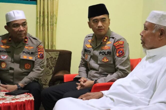 
					Kunjungan silaturahmi Kapolres Labuhanbatu AKBP Wahyu Endrajaya, S.I.K., M.Si. ke kediaman KH. Muhammad Darwis Husin, Lc. di Lingkungan Padat Karya Aek Tapa, Kelurahan Bakaran Batu, Selasa (10/03/2026)