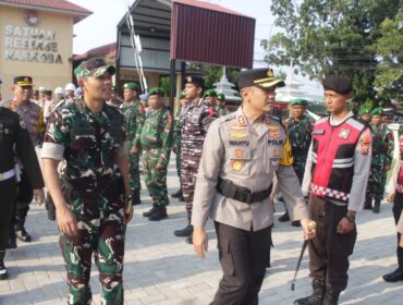 Dandim 0209/Labuhanbatu Letkol Kav Hanung Kaptiaji, S.Sos., M.I.P.  dan Kapolres Labuhanbatu AKBP Wahyu Endrajaya, S.I.K., M.Si. saat memeriksa kesiapan seluruh personel, Kamis (12/03/2026) 