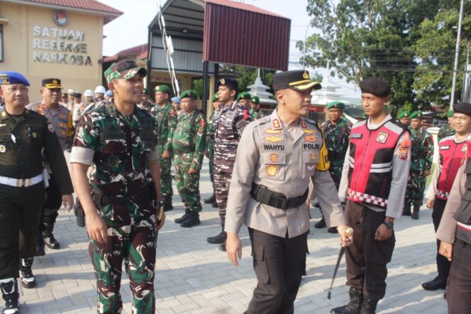 
					Dandim 0209/Labuhanbatu Letkol Kav Hanung Kaptiaji, S.Sos., M.I.P.  dan Kapolres Labuhanbatu AKBP Wahyu Endrajaya, S.I.K., M.Si. saat memeriksa kesiapan seluruh personel, Kamis (12/03/2026) 