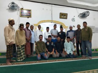 DPD Kopi Malam bersama pengurus Badan Kemakmuran Masjid (BKM) dan masyarakat sekitar dalam kegiatan kegiatan Safari Ramadan di Masjid Al Mukmin, Pasuruan Jaya, Kecamatan Rantau Utara, Kabupaten Labuhanbatu, Jumat (13/03/2026)