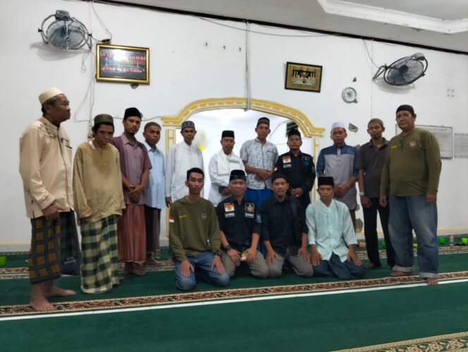 
					DPD Kopi Malam bersama pengurus Badan Kemakmuran Masjid (BKM) dan masyarakat sekitar dalam kegiatan kegiatan Safari Ramadan di Masjid Al Mukmin, Pasuruan Jaya, Kecamatan Rantau Utara, Kabupaten Labuhanbatu, Jumat (13/03/2026)