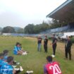 Tim Pelatih saat memberikan arahan kepada pemain jeda waktu babak I pertandingan uji coba di Stadion Binaraga Rantauprapat, Sabtu (14/03/2026)