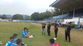 Tim Pelatih saat memberikan arahan kepada pemain jeda waktu babak I pertandingan uji coba di Stadion Binaraga Rantauprapat, Sabtu (14/03/2026)