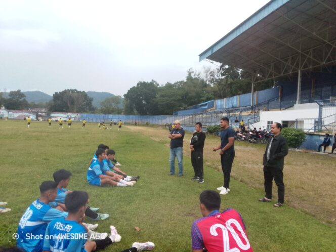 
					Tim Pelatih saat memberikan arahan kepada pemain jeda waktu babak I pertandingan uji coba di Stadion Binaraga Rantauprapat, Sabtu (14/03/2026)