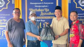 Ketua Forwaka Labuhanbatu, Budi Ardiansyah, saat menyerahkan paket lebaran kepada rekan-rekan wartawan di Istana Coffe CAD Rantauprapat, Minggu (15/03/2026)