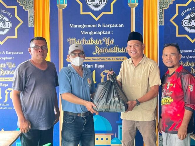 
					Ketua Forwaka Labuhanbatu, Budi Ardiansyah, saat menyerahkan paket lebaran kepada rekan-rekan wartawan di Istana Coffe CAD Rantauprapat, Minggu (15/03/2026)
