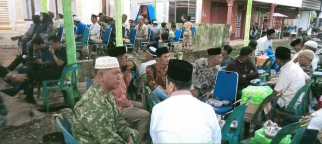 
					Danramil 12/LP Kapten Inf Mahyudin Siregar, S.H., saat bercengkrama dengan masyarakat dalam kegiatan Safari Ramadhan Pemkab Labusel, Sabtu (14/03/2026)
