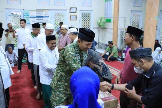 
					Dandim 0209/Labuhanbatu Letkol Kav Hanung Kaptiaji, S.Sos., M.I.P.  menghadiri Safari Ramadhan di Masjid Baiturrahim, Jalan Padang Bulan, Kelurahan Padang Bulan, Kecamatan Rantau Utara, Sabtu (14/03/2026)