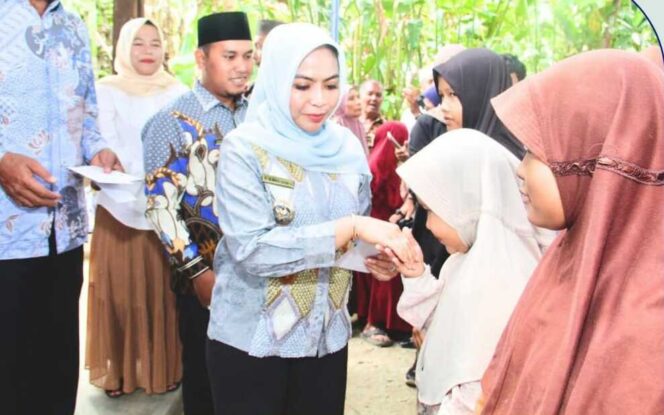 
					Selain peresmian rumah, kegiatan juga diisi dengan aksi sosial. Sebanyak 30 anak yatim menerima santunan dari dana desa, Jumat (13/03/2026) 