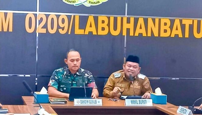 
					Dandim 0209/LB Letkol Kav Hanung Kaptiaji (Kiri), Wakil Bupati Labuhanbatu, H. Jamri ST (Kanan), dalam rapat koordinasi di Makodim 0209/LB, Senin (16/03/2026)