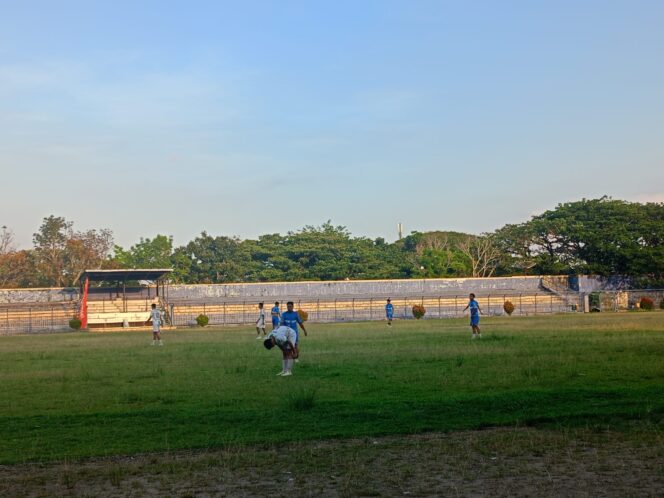 
					Suasana laga uji coba Poslab kontra Talenta Soccer di Stadion Binaraga Rantauprapat, Rabu (18/03/2026)