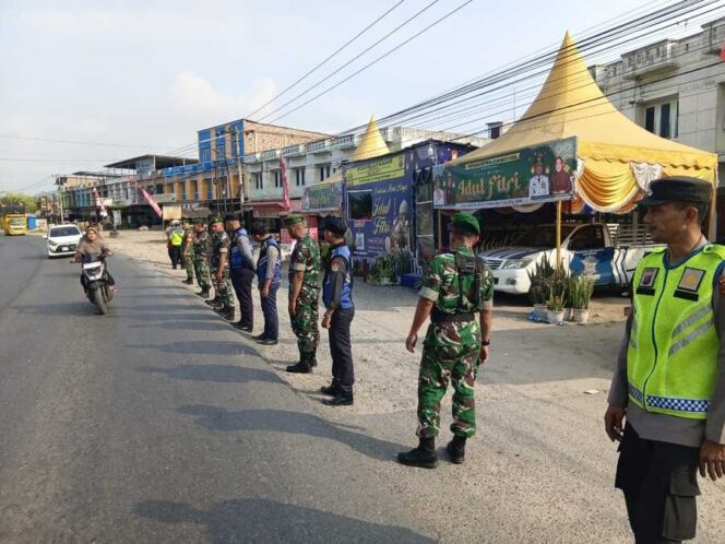 
					Petugas mengatur arus kendaraan sekaligus memantau kondisi lapangan. Langkah ini bertujuan mencegah kemacetan dan gangguan keamanan selama arus mudik berlangsung, Jumat (20/03/2026)