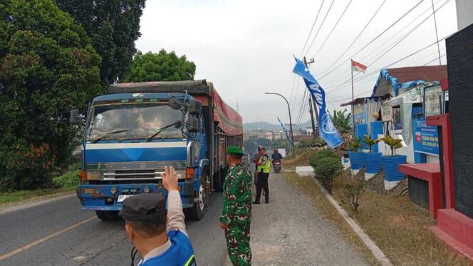 
					Koramil 08/Rantauprapat meningkatkan patroli dan pengamanan bersama TNI-Polri untuk memastikan wilayah tetap aman dan kondusif menjelang Idul Fitri 1447 H, , Jumat (20/03/2026)