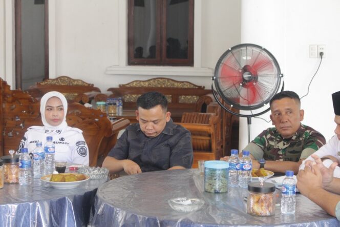 
					Bupati Labuhanbatu Maya Hasmita, Manager Poslab yang juga Ketua DPRD Labuhanbatu, Arjan Priadi Ritonga,  Kasdim 0209/LB Mayor Inf S.H. Tanjung saat menerima kehadiran jajran pengurus Poslab, tim pelatih dan seluruh pemain dirumah dinas Bupati Labuhanbatu, Rabu (25/03/2026)