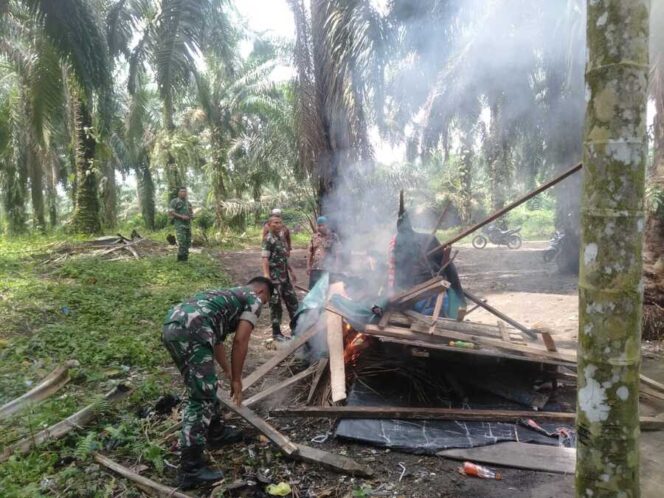 
					Aksi cepat Danramil 07/AKB membakar lokasi penyalahgunaan narkoba di NA IX-X , Jumat (27/03/2026)