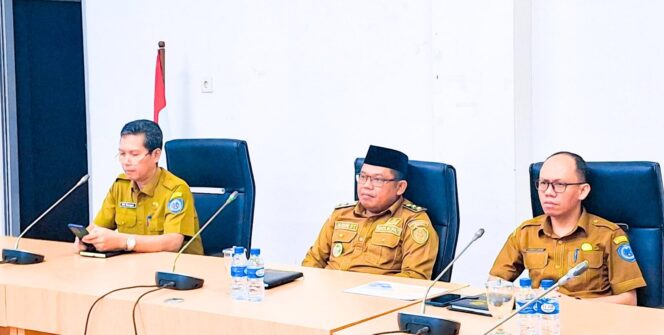 
					Wakil Bupati Labuhanbatu, H. Jamri ST, mengikuti Rapat Koordinasi strategis bersama Kementerian Dalam Negeri secara virtual dari Ruang Rapat Bupati, Senin (06/04/2026)