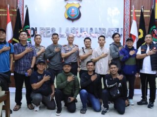Fhoto bersama para konten kreator dengan Kapolres Labuhanbatu, Waka Polres, dan Kasat Narkoba, dalam agenda Konferensi pers terkait ungkap kasus narkoba, Senin (27/04/2026)