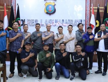 Fhoto bersama para konten kreator dengan Kapolres Labuhanbatu, Waka Polres, dan Kasat Narkoba, dalam agenda Konferensi pers terkait ungkap kasus narkoba, Senin (27/04/2026)