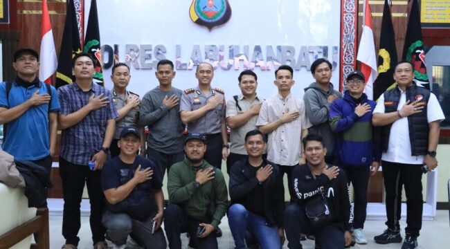 Fhoto bersama para konten kreator dengan Kapolres Labuhanbatu, Waka Polres, dan Kasat Narkoba, dalam agenda Konferensi pers terkait ungkap kasus narkoba, Senin (27/04/2026)