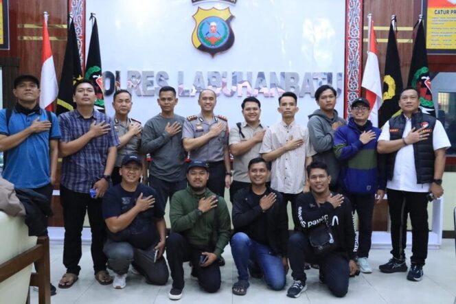 
					Fhoto bersama para konten kreator dengan Kapolres Labuhanbatu, Waka Polres, dan Kasat Narkoba, dalam agenda Konferensi pers terkait ungkap kasus narkoba, Senin (27/04/2026)