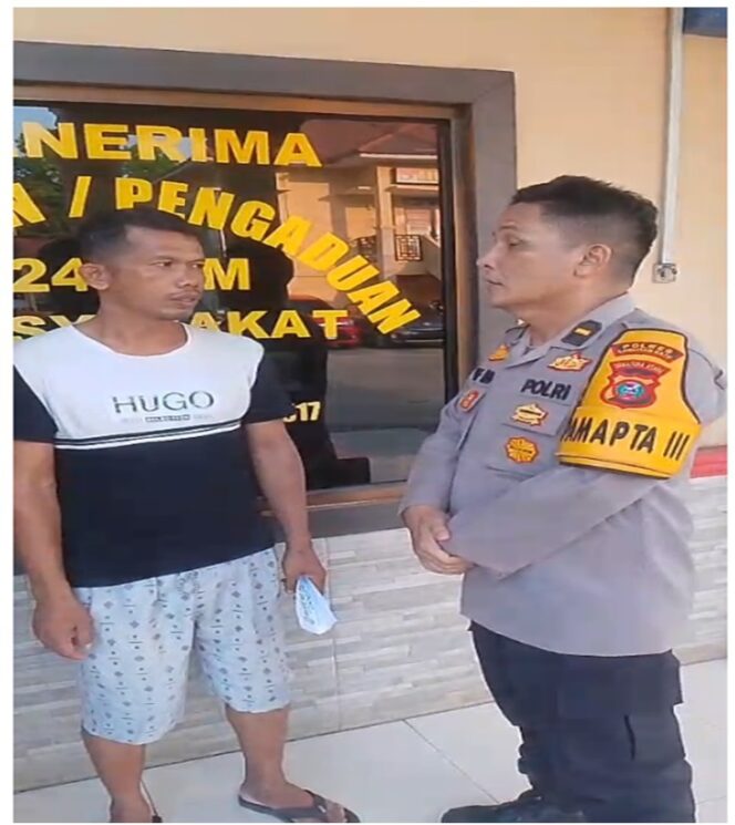 
					Seorang warga bernama Syahrial Lubis (Kiri) dan personel piket yang dipimpin IPDA Andi Fahri Hasibuan, S.H., saat menindaklanjuti laporan warga tersebut, Rabu (22/04/2026)