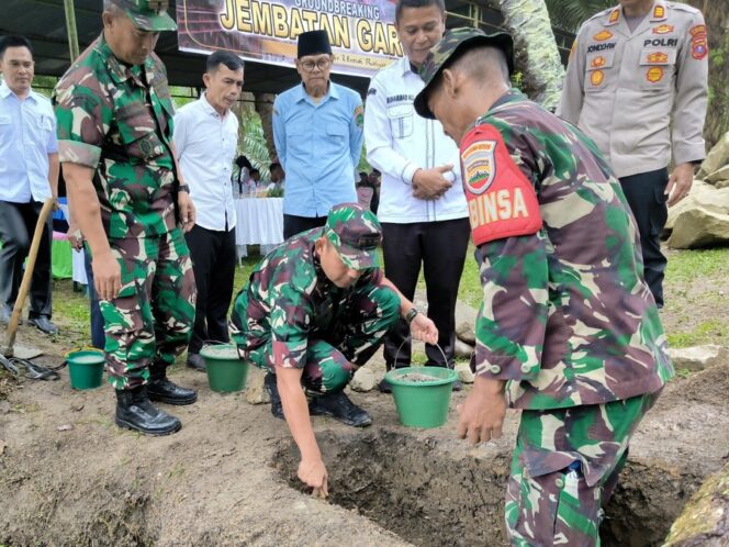 
					Dandim 0209/Labuhanbatu, Letkol Kav. Hanung Kaptiaji saat melakukan peletakan batu pertama digelar di Blok 16 Dusun 5