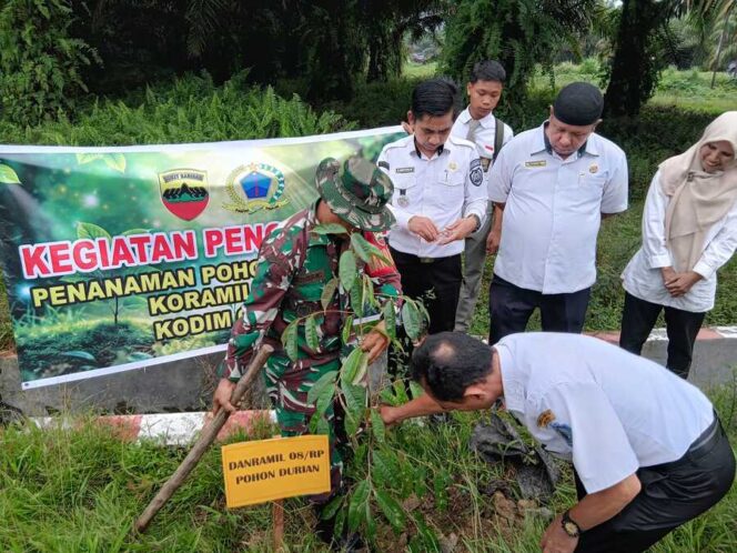 
					Koramil 08/RP bersama Forkopimcam Bilah Barat kompak tanam pohon di Desa Janji, Selasa (02/04/2026)