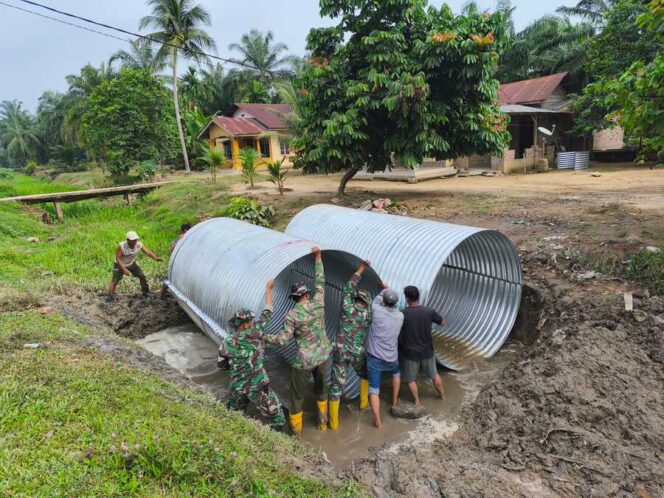 
					TNI bersama warga bangun jembatan Armco di Kualuh Selatan demi kelancaran aktivitas dan peningkatan ekonomi masyarakat