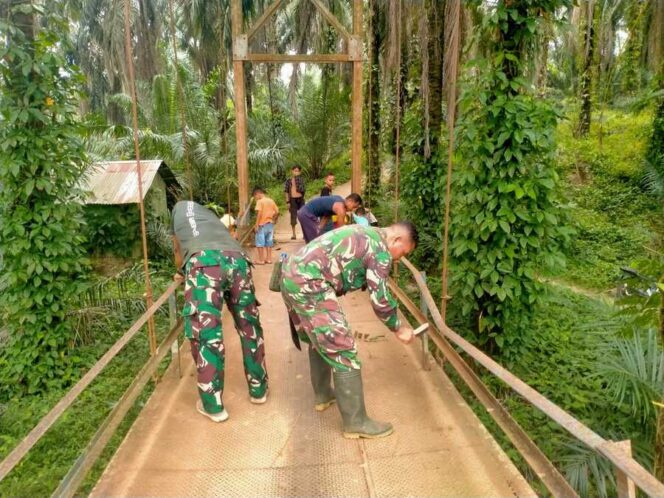 
					TNI terus tancap gas membangun jembatan gantung di Sungai Kanan 